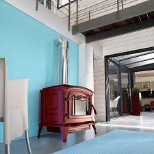 Купить Печь-камин Invicta Bradford красная эмаль в интерьере чугунная в Гомеле в Гомеле