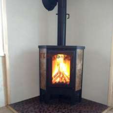 Недорогая печь-камин Бавария Эко угловая с плитой одна конфорка фото в интерьере в Гомеле