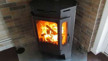 Печь-камин Бавария призматик пристенно-угловой фото в интерьере в Гомеле