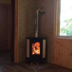 Стальной камин с большим стеклом Бавария угловая Амазонка бай фото в интерьере в Гомеле