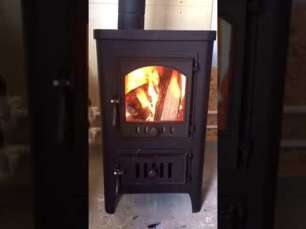 Чугунный недорогой камин со стеклом Бавария Оптима Чугун с плитой фото в интерьере в Гомеле