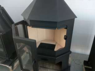 Стальной камин Бавария Мюнхен со стеклом угловой чёрный (без перемычки) фото купить в Гомеле