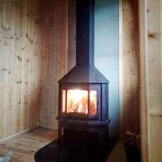 Стальной камин со стеклом Мюнхен угловой чёрный фото в интерьере в Гомеле