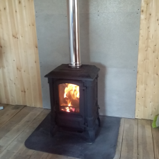 Печь-камин чугунный FireWay Bruno в интерьере чёрный Амазонка бай фото в Гомеле