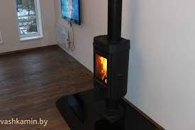 Печь-камин чугунный Invicta Mesnil в интерьере Амазонка бай фото в Гомеле