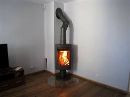 Печь-камин чугунный Invicta Alios в интерьере Амазонка бай фото в Гомеле