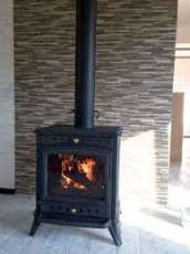 Печь-камин чугунный Invicta Altea в интерьере Амазонка бай фото в Гомеле